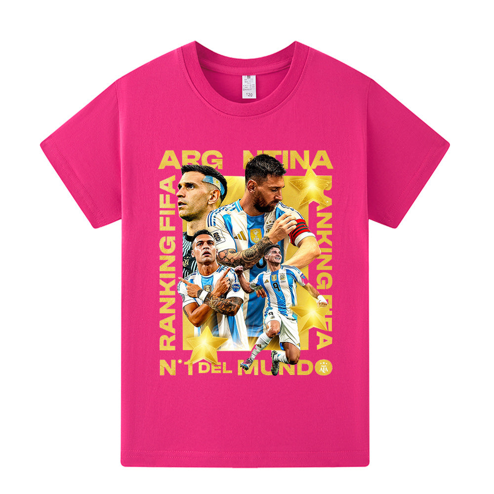 Ikonisk Messi-design på barnas fotball t-skjorte, en favoritt for unge fans.