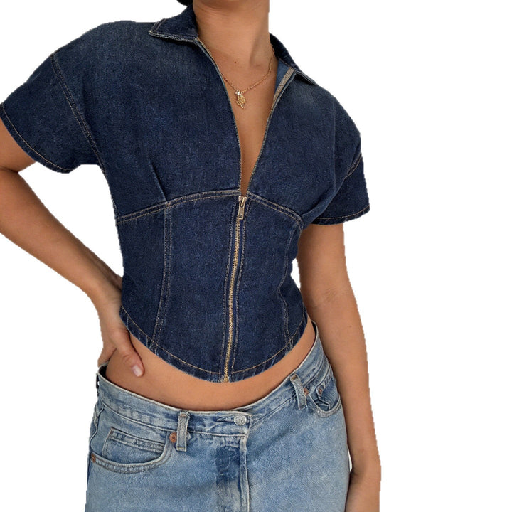 Elegant kortermet denimjakke for damer, med front glidelås. Motejakke for en stilfull look.