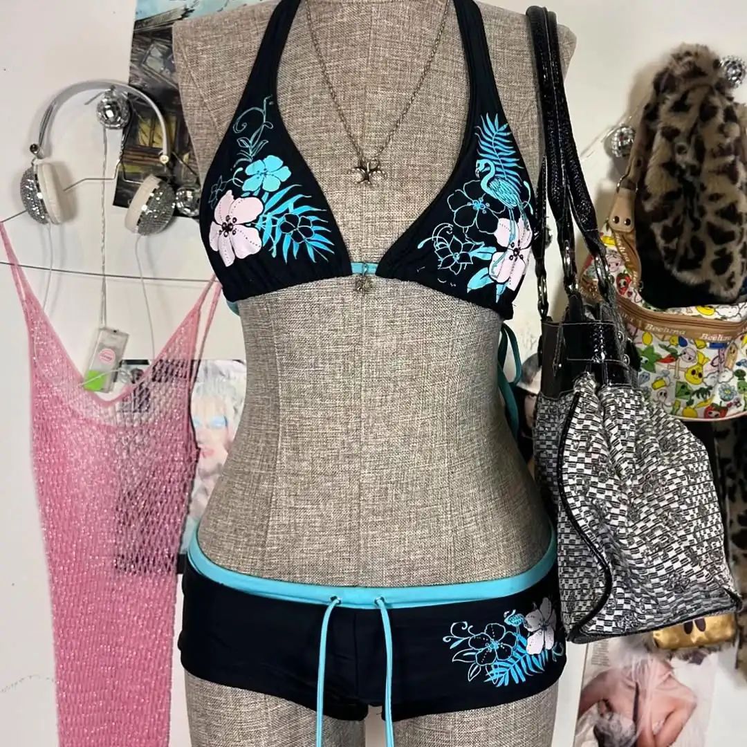 Dame bikini sett med levende blomsterdesign, perfekt for strand og sommerferie.