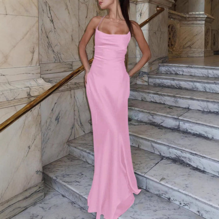 Elegant dame maxikjole med unik kryssrygg og figurnær passform. Ideell aften- eller sommerkjole.