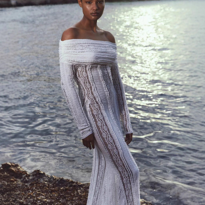 Stilren off-shoulder spisskjole i hvitt for kvinner. En elegant festkjole for bryllupsgjest eller selskap.