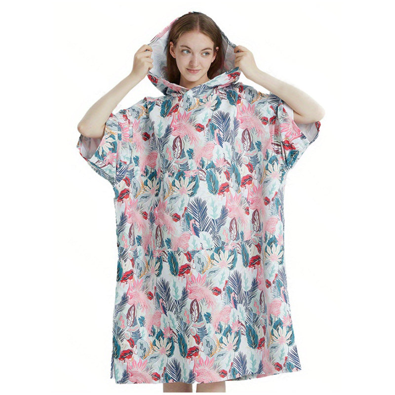 Dame strandponcho med hette, livlig fargemønster, en komfortabel og hurtigtørkende poncho.