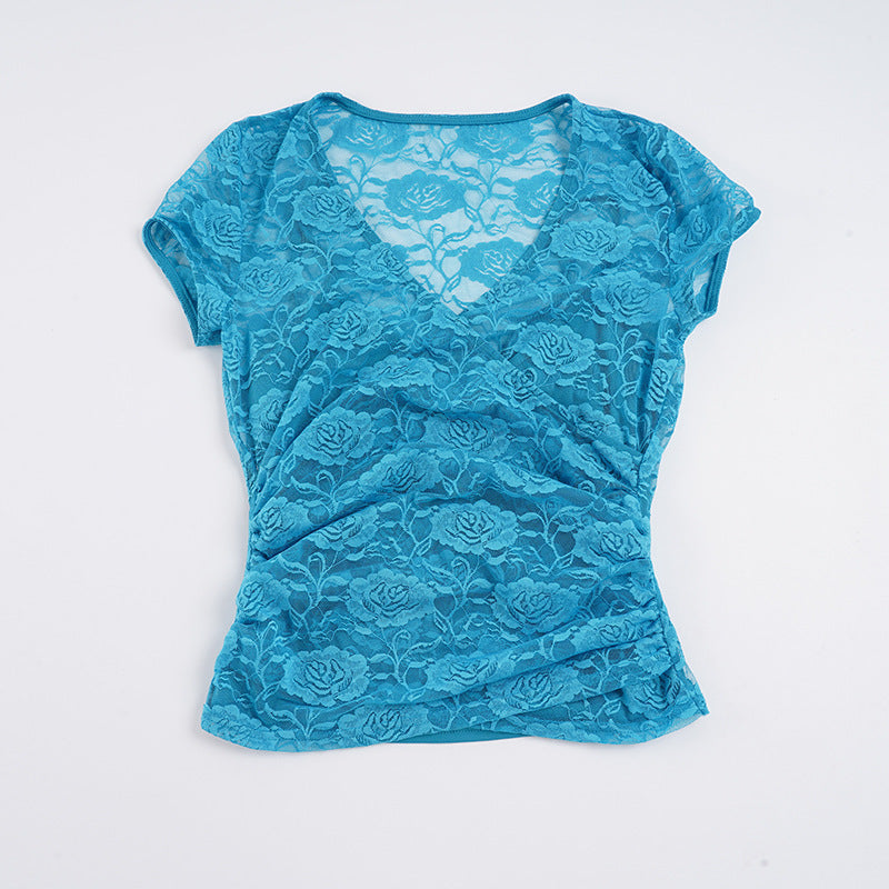 Vår/sommer bluse for damer med delikat blomsterdesign og stilren V-hals. En elegant og behagelig topp.