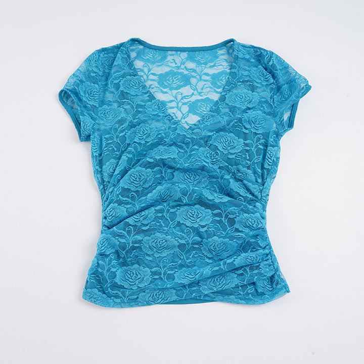Vår/sommer bluse for damer med delikat blomsterdesign og stilren V-hals. En elegant og behagelig topp.