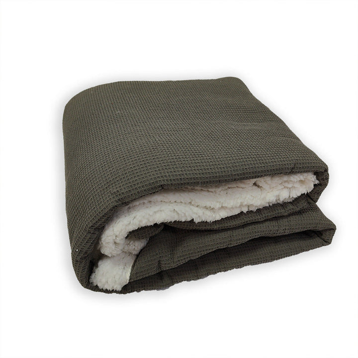 Grått eller rødt damepledd i myk mikrofiber og fleece, flott gavetips for hjemmekos og varme.