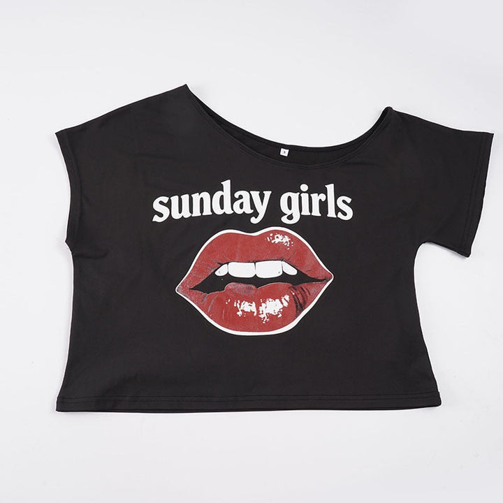 Stilig dame crop-topp med leppemotiv; ideell for sommerfest eller casual hverdagsmote.