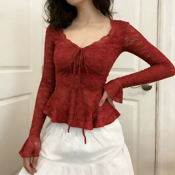 Stilig rød festtopp dame, elegant bluse med volanger og knytehals. Ideell for moderne kvinner.