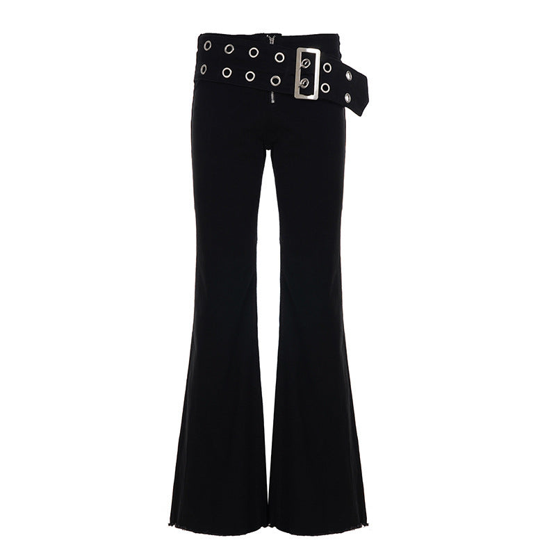 Stilfulle høytlivs damejeans i svart med flared ben og praktisk justerbart belte.