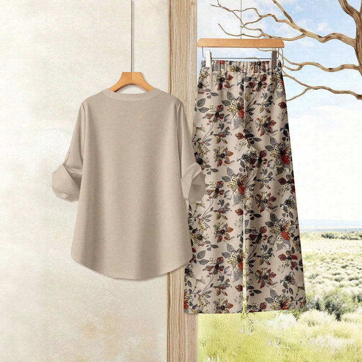 Aprikos henley-topp og blomsterbukse med elastisk midje, ideelt sommersett for store størrelser.