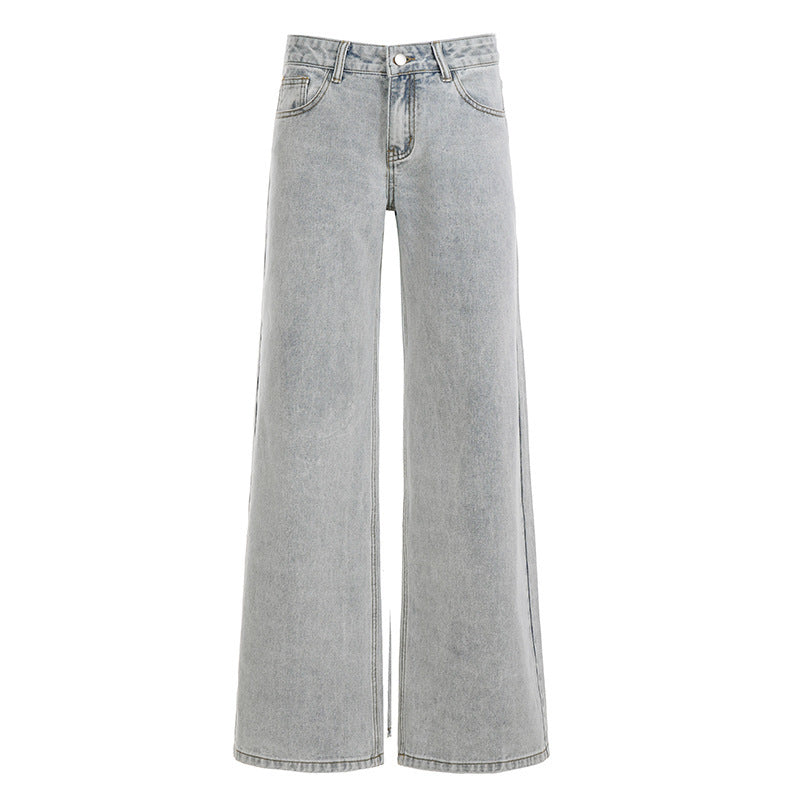 Modell viser damejeans i himmelblå med høyt liv og vide ben. Komfortabel passform for moderne kvinne.