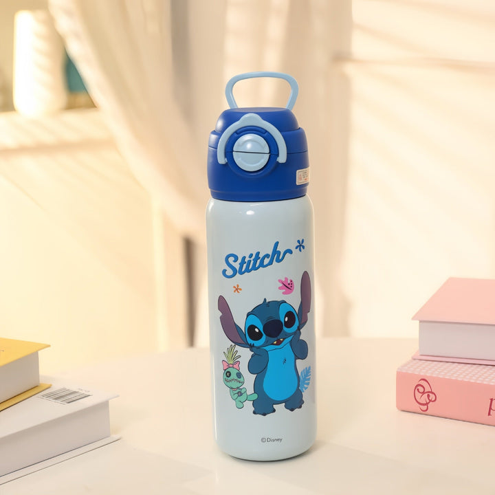Detaljbilde av lokket på 600 ml isolert drikkeflaske med dinosaurer, viser praktisk drikketut for små barn.