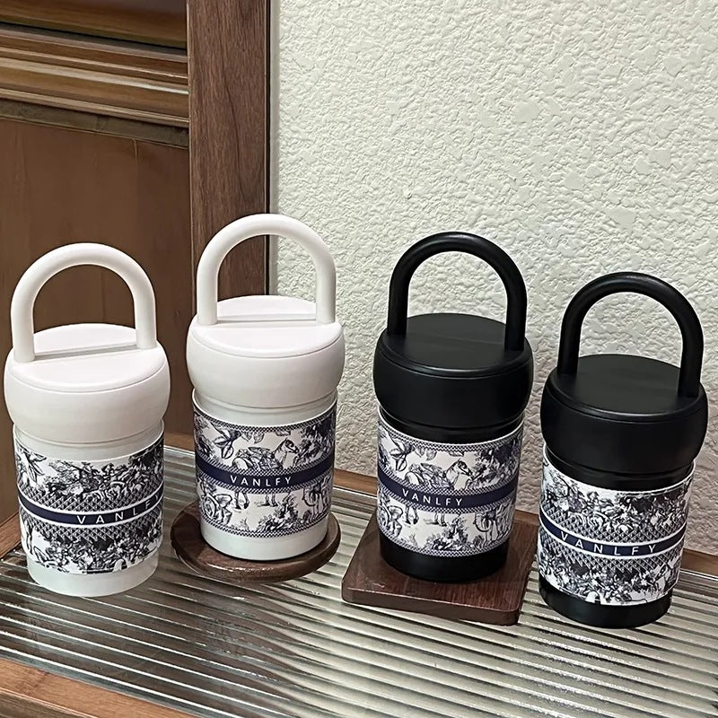 Elegant dame reisekopp med isolering og solid håndtak. For varme drikker på farten, kaffe eller te.
