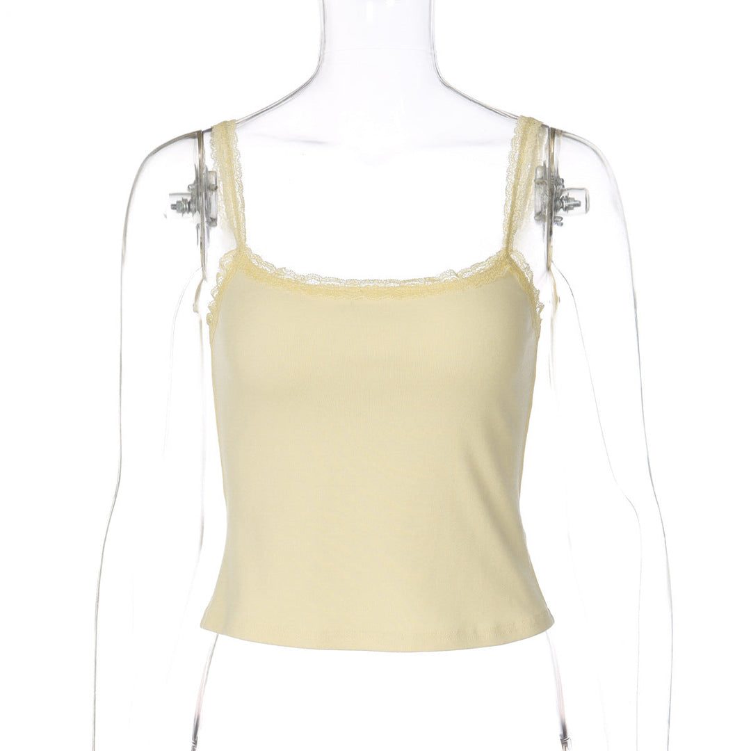 Komfortabel og feminin aprikos blondekant topp, en elegant kamisole for dame sommergarderoben.