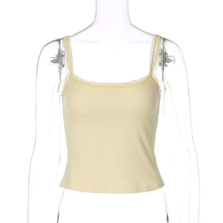Komfortabel og feminin aprikos blondekant topp, en elegant kamisole for dame sommergarderoben.