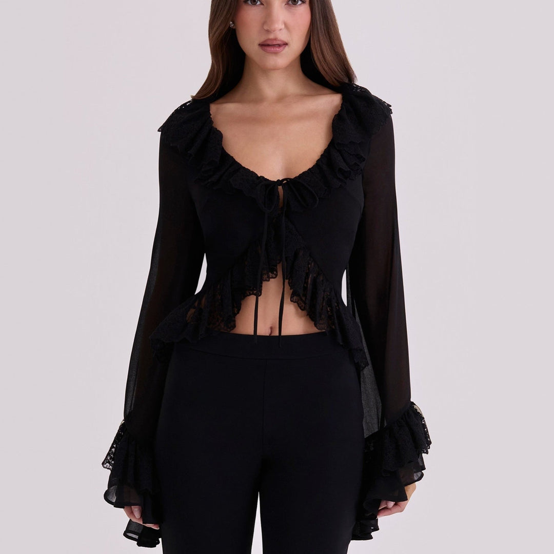 Hvit elegant topp for damer med spissdetaljer, ideell for både hverdag og festlige anledninger.