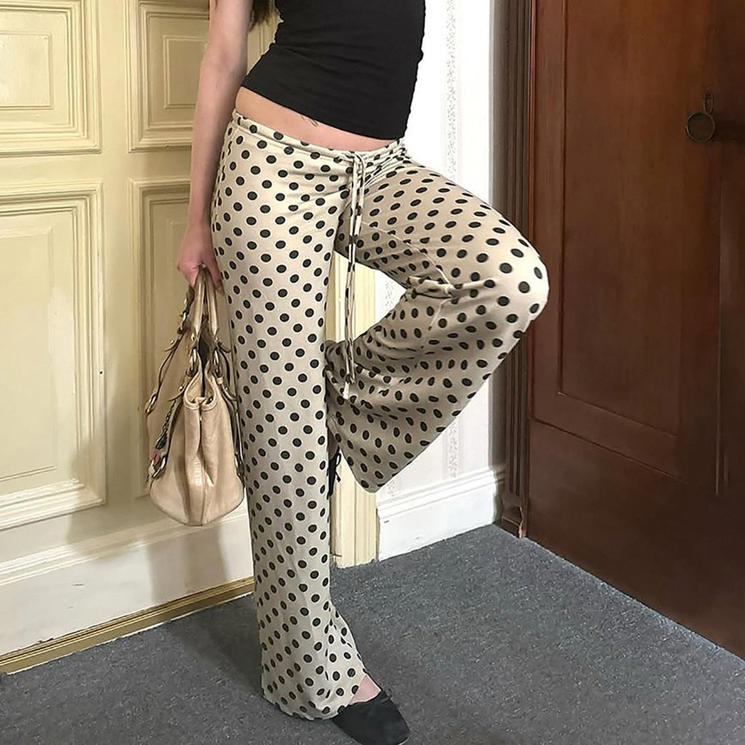 Elegante damebukser med vide flared ben, trendy prikkemønster og høyt liv. Ideelle for både casual og jobb.