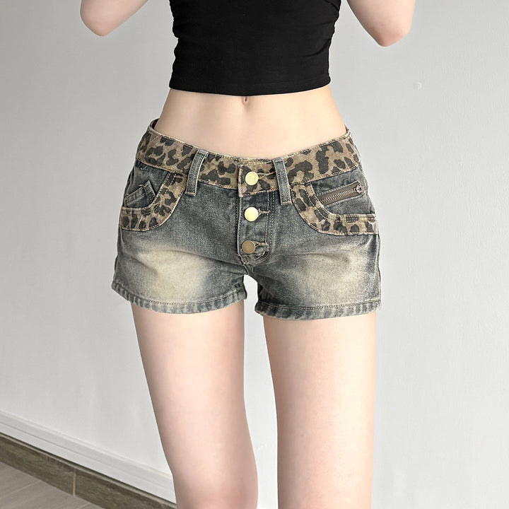 Mote jeansshorts for kvinner med unikt leopardprint og komfortabel passform. Ideell for vår/sommer.