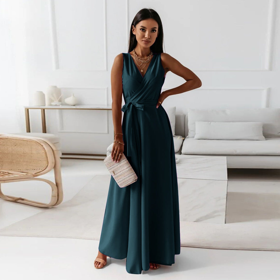 Stilfull damekjole; en rynket omslagskjole designet for bryllup og formelle selskap.