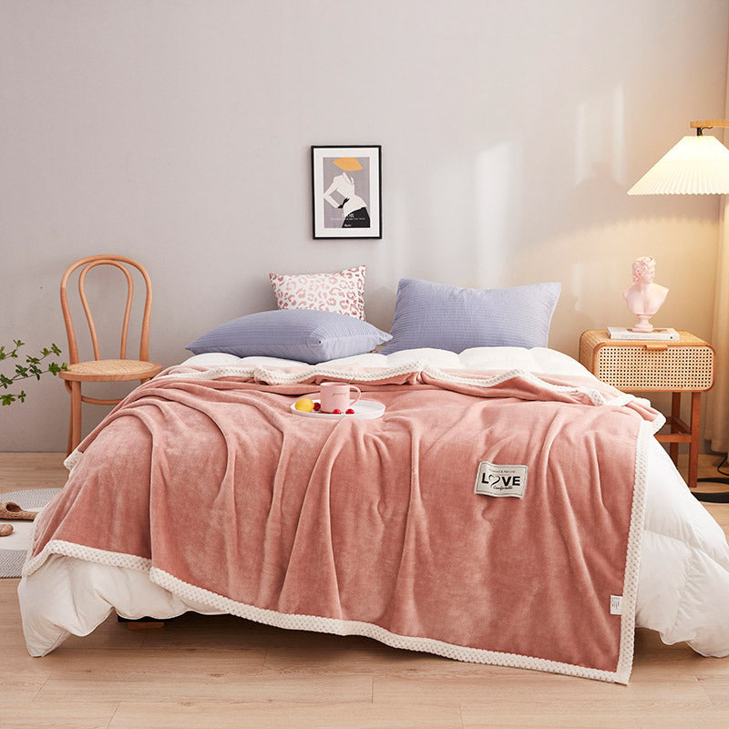Mykt damepledd i fluffy materiale, dekorert med lekne skyer. Perfekt for kos på sofaen eller i sengen.