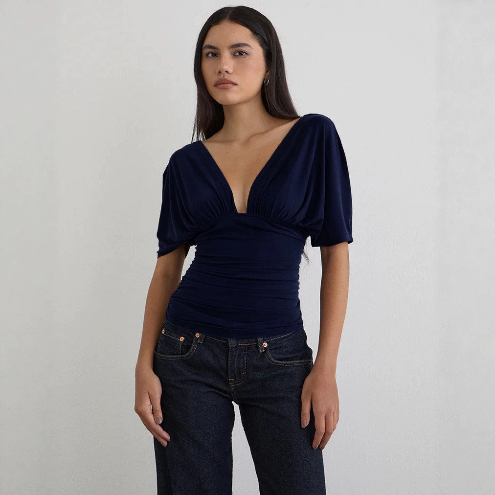Avslappet og elegant dametopp med dyp V-hals, ideell for moderne feminin mote.
