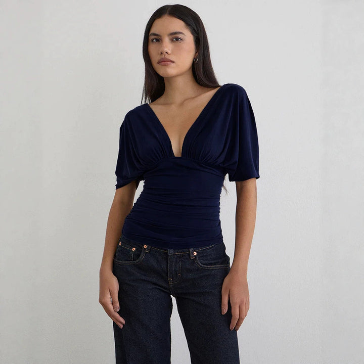 Avslappet og elegant dametopp med dyp V-hals, ideell for moderne feminin mote.