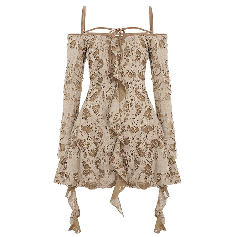 Stilren khaki damekjole med off-shoulder design og elegante volanger. En allsidig kjole for fest og sommer.