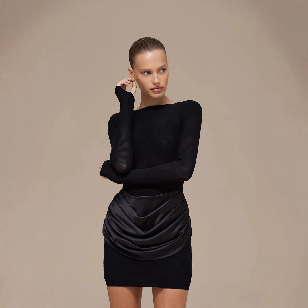 Elegant svart minikjole for damer med stilfulle innpakningsdetaljer, perfekt for fest og kveldslook.