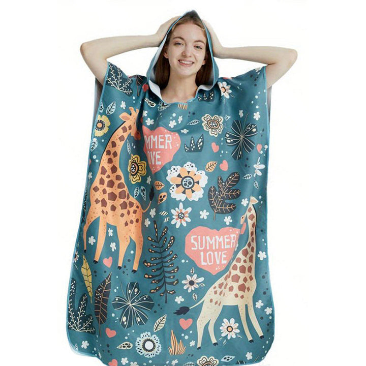 Fritidsklær: Fargerik hetteponcho for kvinner, komfortabel og avslappende strandtilbehør.