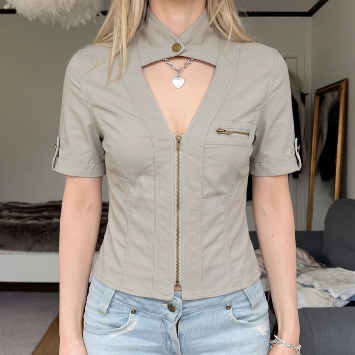 Grå kortermet damebluse med elegant glidelås. Stilig topp for vår og sommer, business/fritid.