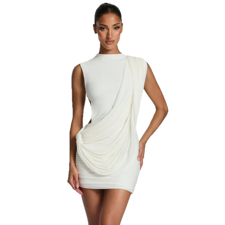 Brun festkjole; asymmetrisk drapert minikjole for dame, elegant og figurskjønnende.