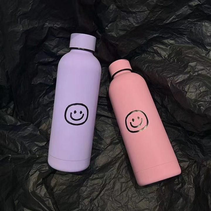 Stilig 500ml termosflaske for kvinner, hvit med søtt smilmotiv, perfekt for jobb, skole eller trening.