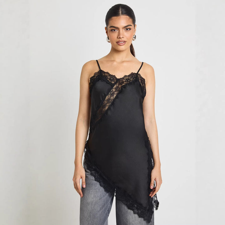 Svart asymmetrisk dame cami topp med spiss design. En elegant og allsidig festtopp.