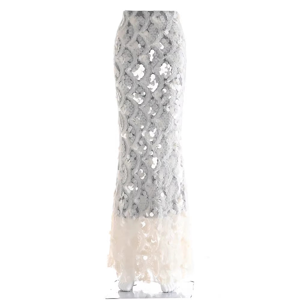 Hvit dame maxiskjørt med elegant volang og transparent design, perfekt for fest og sommer.