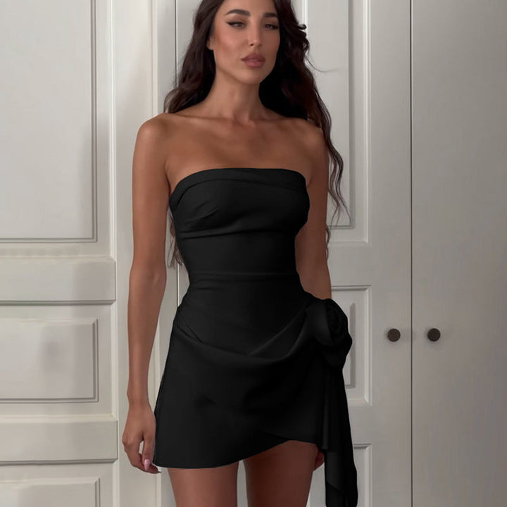 Detalj av det flytende stoffet på en elegant stroppeløs dame omslagskjole, perfekt for mote.