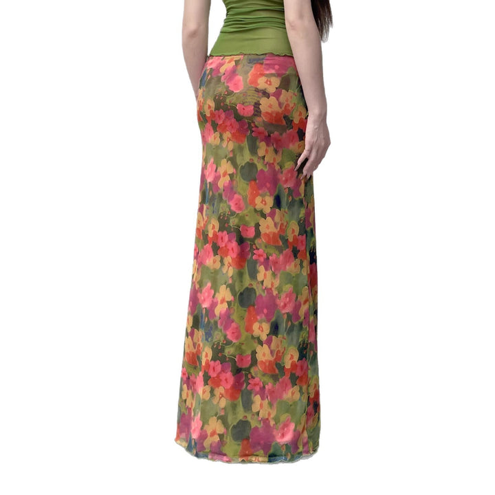 Flytende blomstret maxiskjørt for kvinne med grasiøs sidesplitt, ideelt for en lett og elegant look.