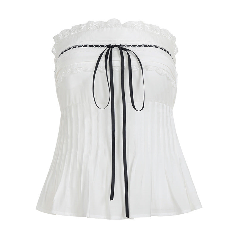 Trendy off-shoulder bluse for damer, med volanger over brystet og knytebånd for en feminin touch.