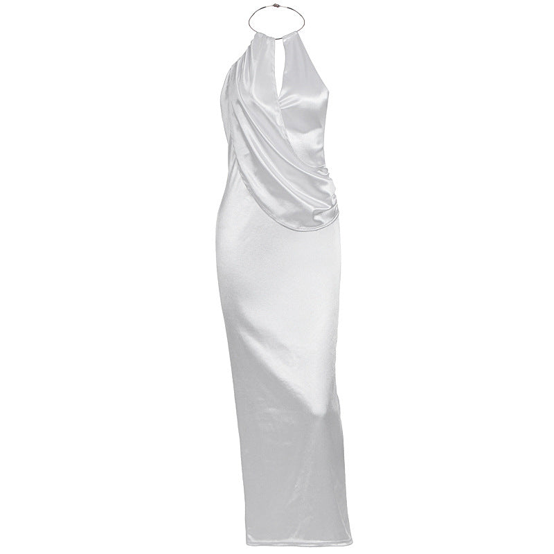 Elegant hvit maxikjole for kvinner. Lang, rynket festkjole med glans, passer til aftenbruk og bryllupsgjest.