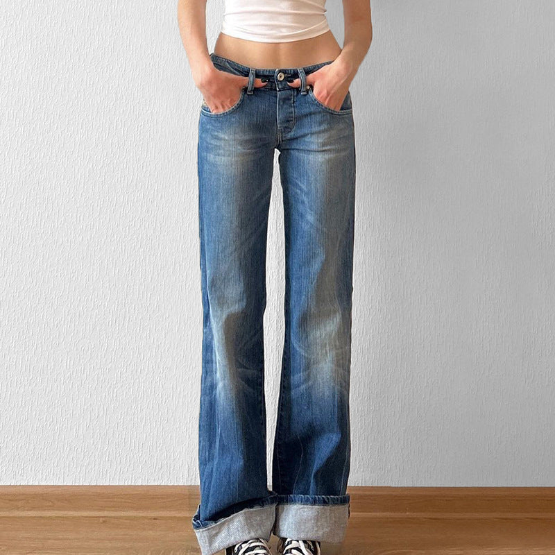 Nærbilde av distressed detaljer på blå flared damejeans med høy midje. Trendy denim fritidsbukse.