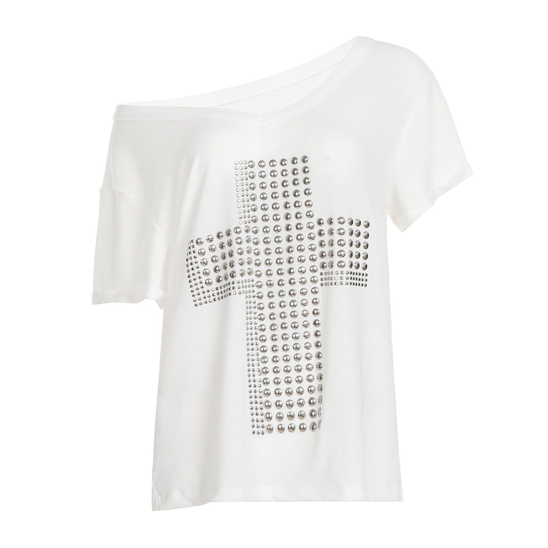 Motebevisst dame V-hals t-skjorte med nagler. Perfekt for en stilren og avslappet look i vår/sommer.