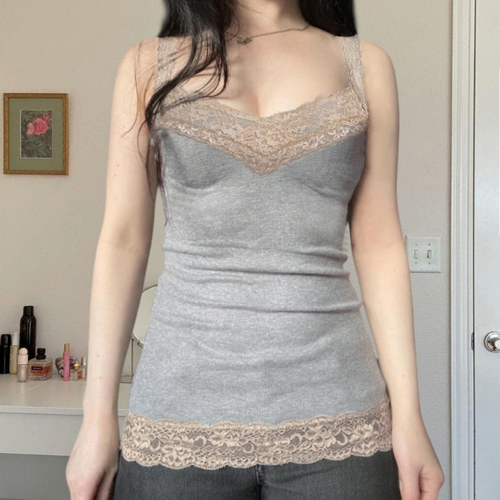 Feminin spaghetti-topp med delikate blondedetaljer for en elegant og allsidig look.
