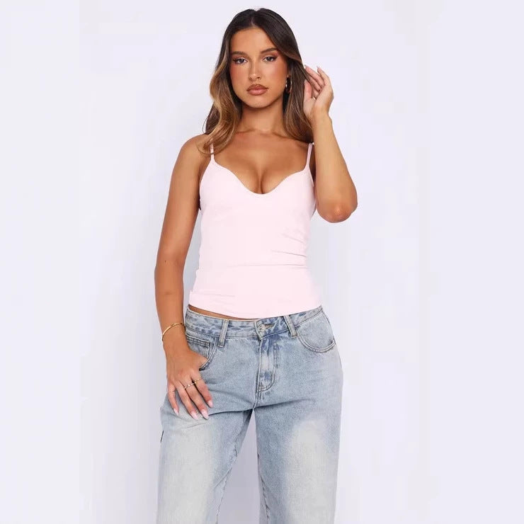 Komfortabel figurnær tanktop med dyp v-hals og støttende brede stropper. Perfekt til sommerbruk for damer.
