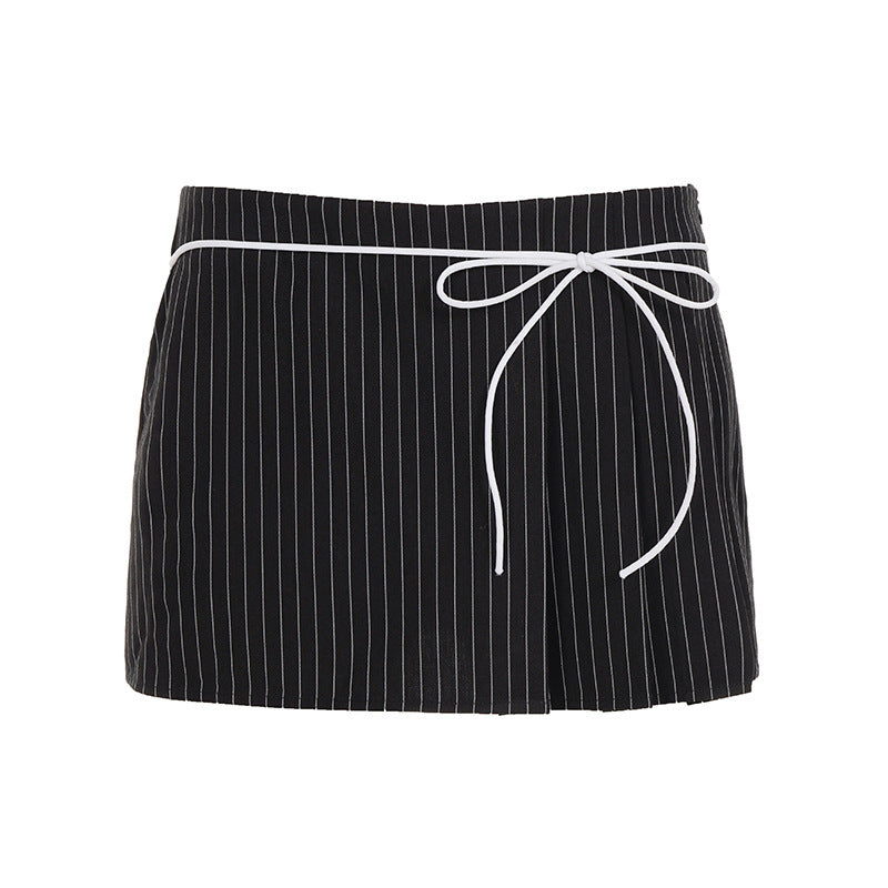 Lettstelt stripete damesshorts med elastisk midje, perfekt komfort og stil for sommerens aktiviteter.