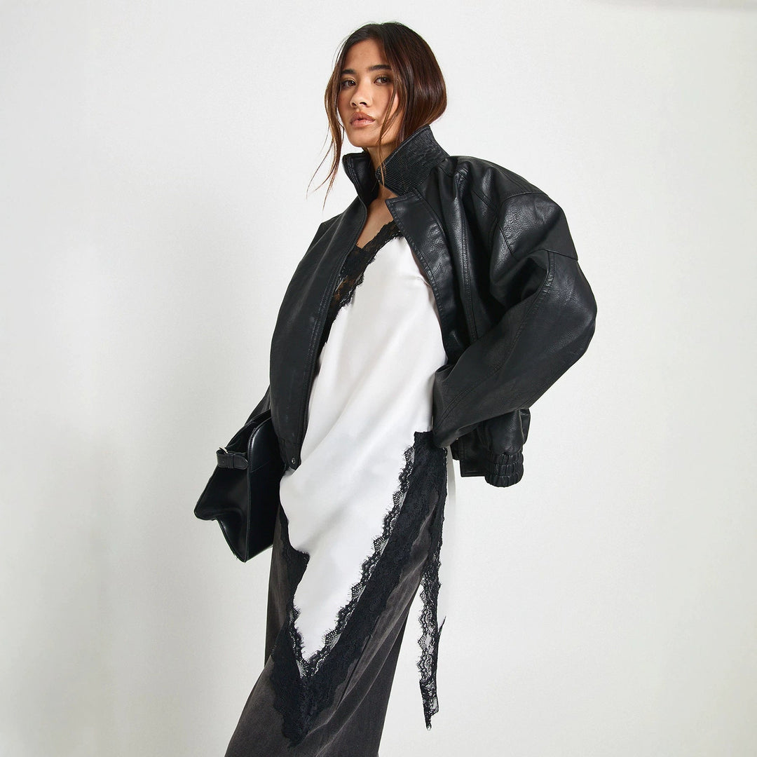 Moderne asymmetrisk cami med spiss utringning for dame. Elegant topp som passer alle anledninger.