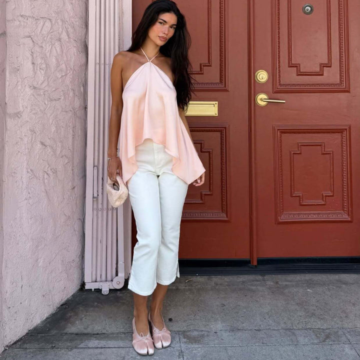 Trendy rosa haltertopp med asymmetrisk kant. Stilfull dame topp, perfekt for varme sommerdager og fest.