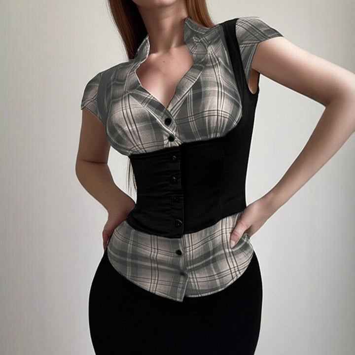 Elegant figursydd damebluse med rutete mønster og stilig v-hals, en mønstret topp for kvinner.