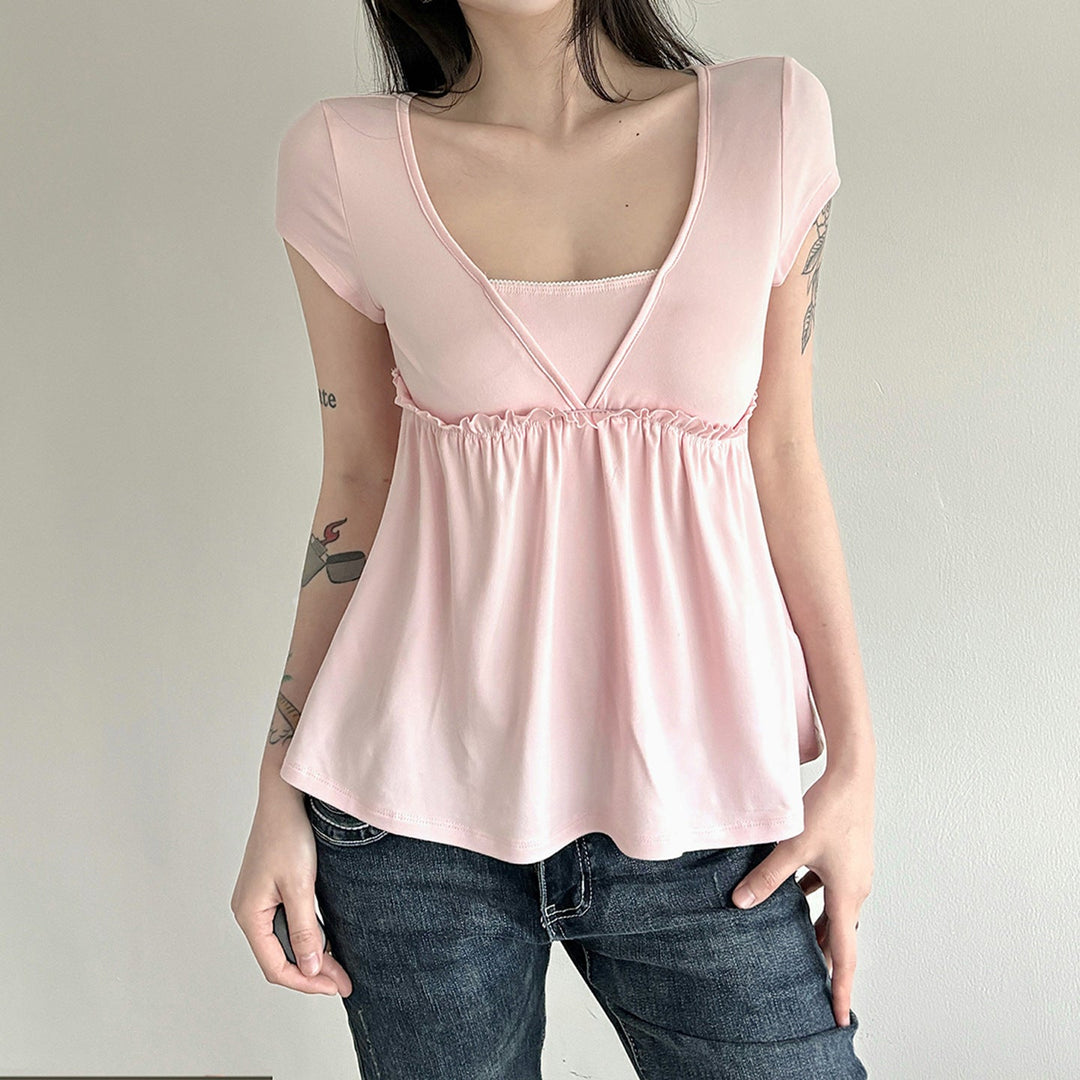 Luftig blå omslagsbluse med volanger. Ideell sommertopp med feminint snitt for varme dager.