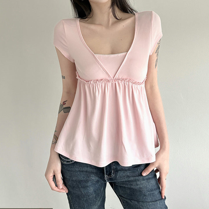 Luftig blå omslagsbluse med volanger. Ideell sommertopp med feminint snitt for varme dager.
