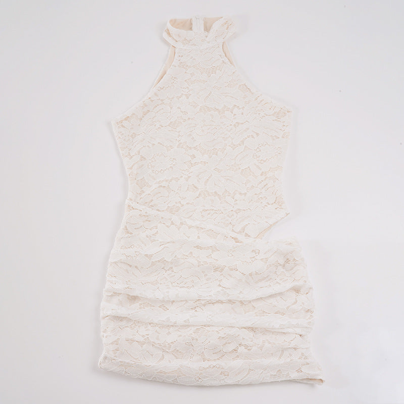 Dame sommerkjole i hvit, elegant design med halterneck. En perfekt vårkjole for festlige anledninger og middager.