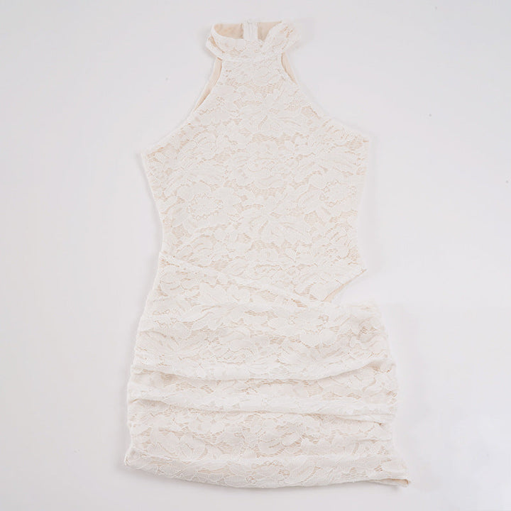 Dame sommerkjole i hvit, elegant design med halterneck. En perfekt vårkjole for festlige anledninger og middager.