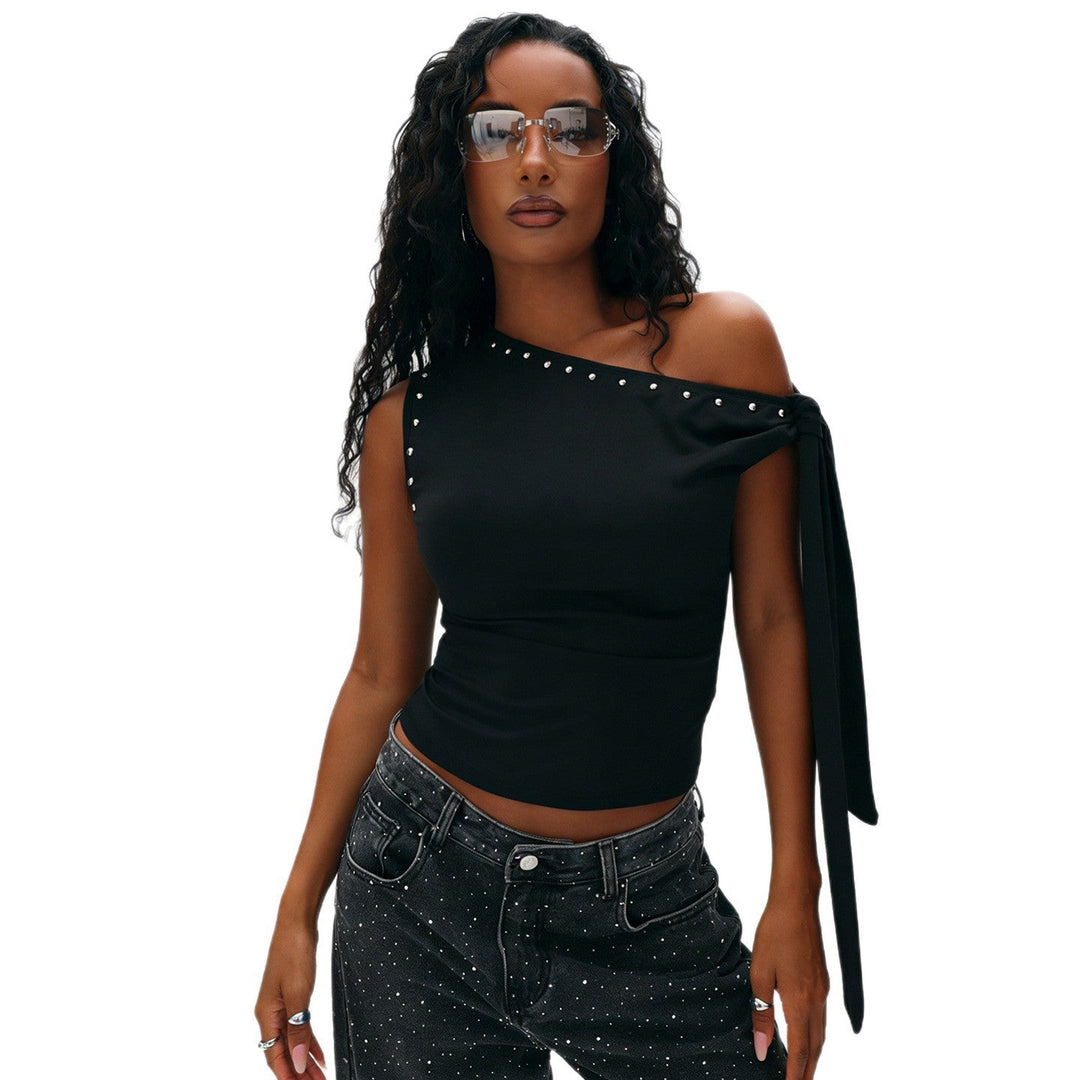 Glamorøs dame topp med one-shoulder snitt og skinnende steiner. Svart, elegant festtopp for din neste anledning.